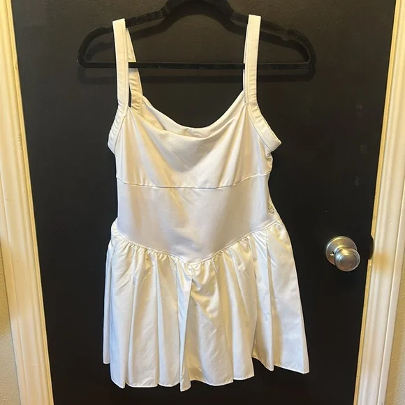 Swing of things skortsie- size Medium with defect - Picture 2 of 5